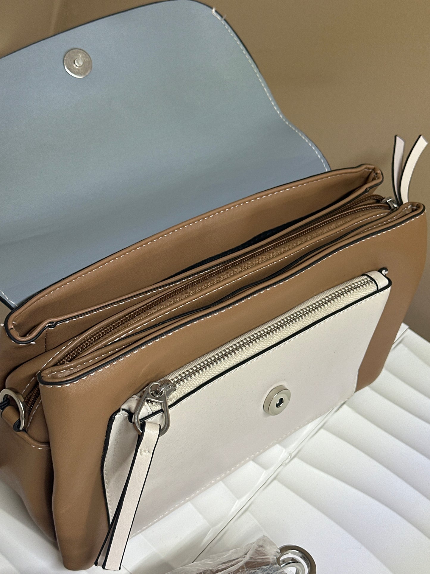 Parfoís Cross Body Bag