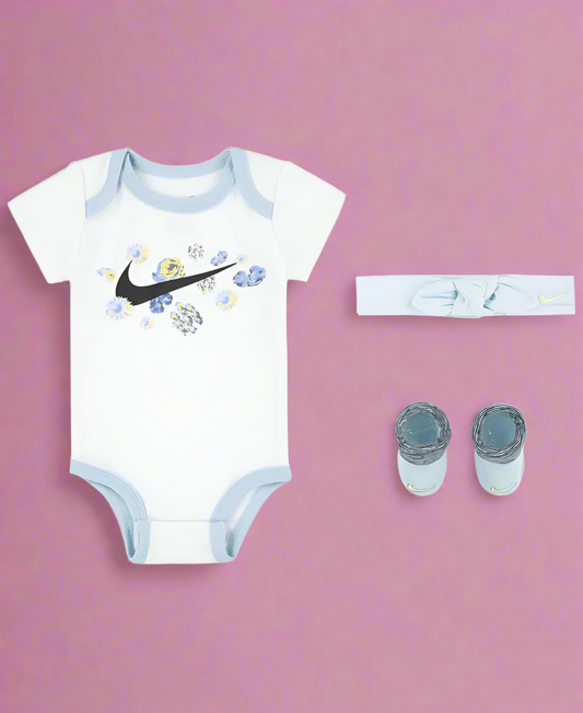 Nike Baby Girl gift set (0-6 Months)